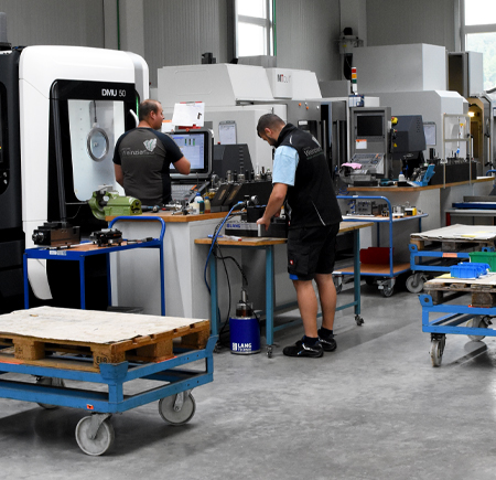 Mitarbeiter an Maschine